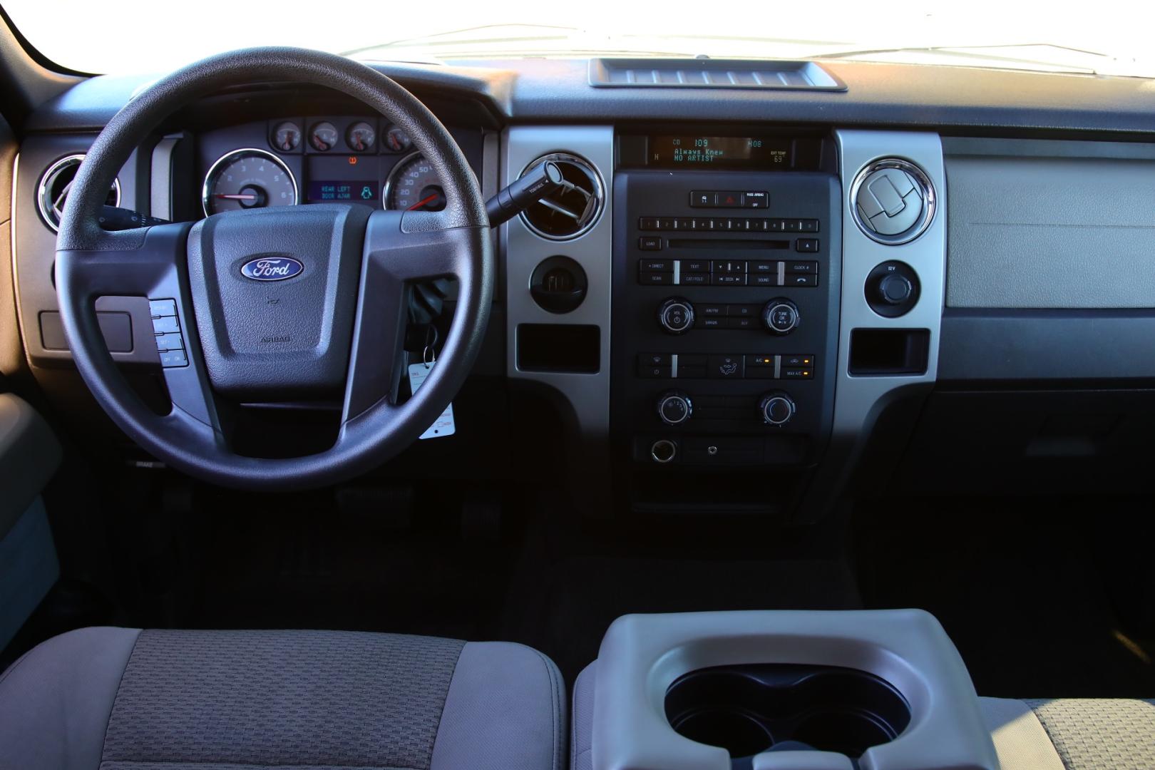 2010 WHITE FORD F-150 Lariat SuperCrew 5.5-ft. Bed 2WD (1FTEW1C81AK) with an 4.6L V8 SOHC 24V engine, 4-SPEED AUTOMATIC OR 6-SPEED AUTOMATIC transmission, located at 420 E. Kingsbury St., Seguin, TX, 78155, (830) 401-0495, 29.581060, -97.961647 - Photo#9